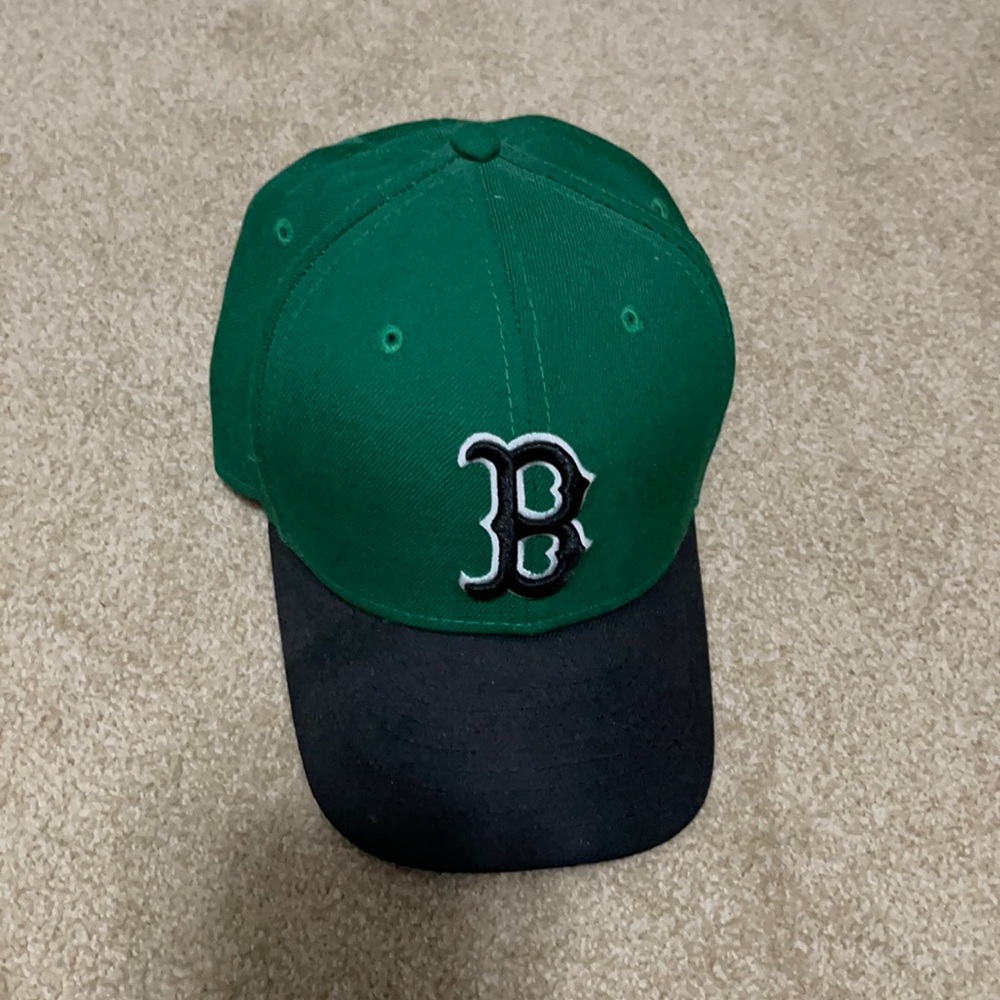Fitted (7) Boston Red Sox baseball cap.
